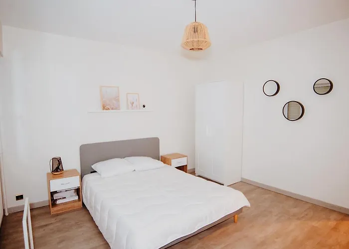 Envie Lyonnaise Location - 10 personnes - Terrasse - WIFI Fibre optique